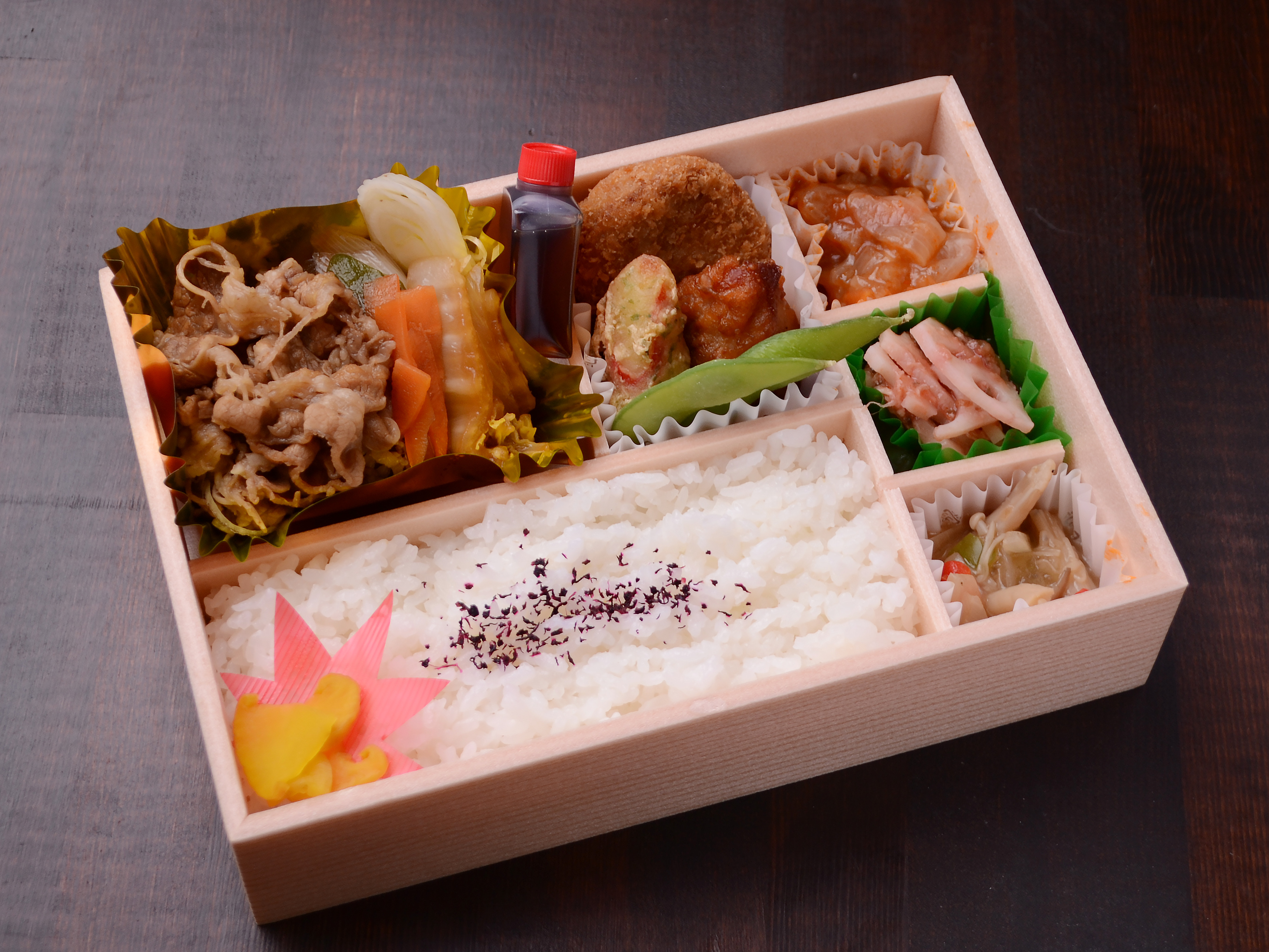 国産牛のロースすき焼き弁当の写真