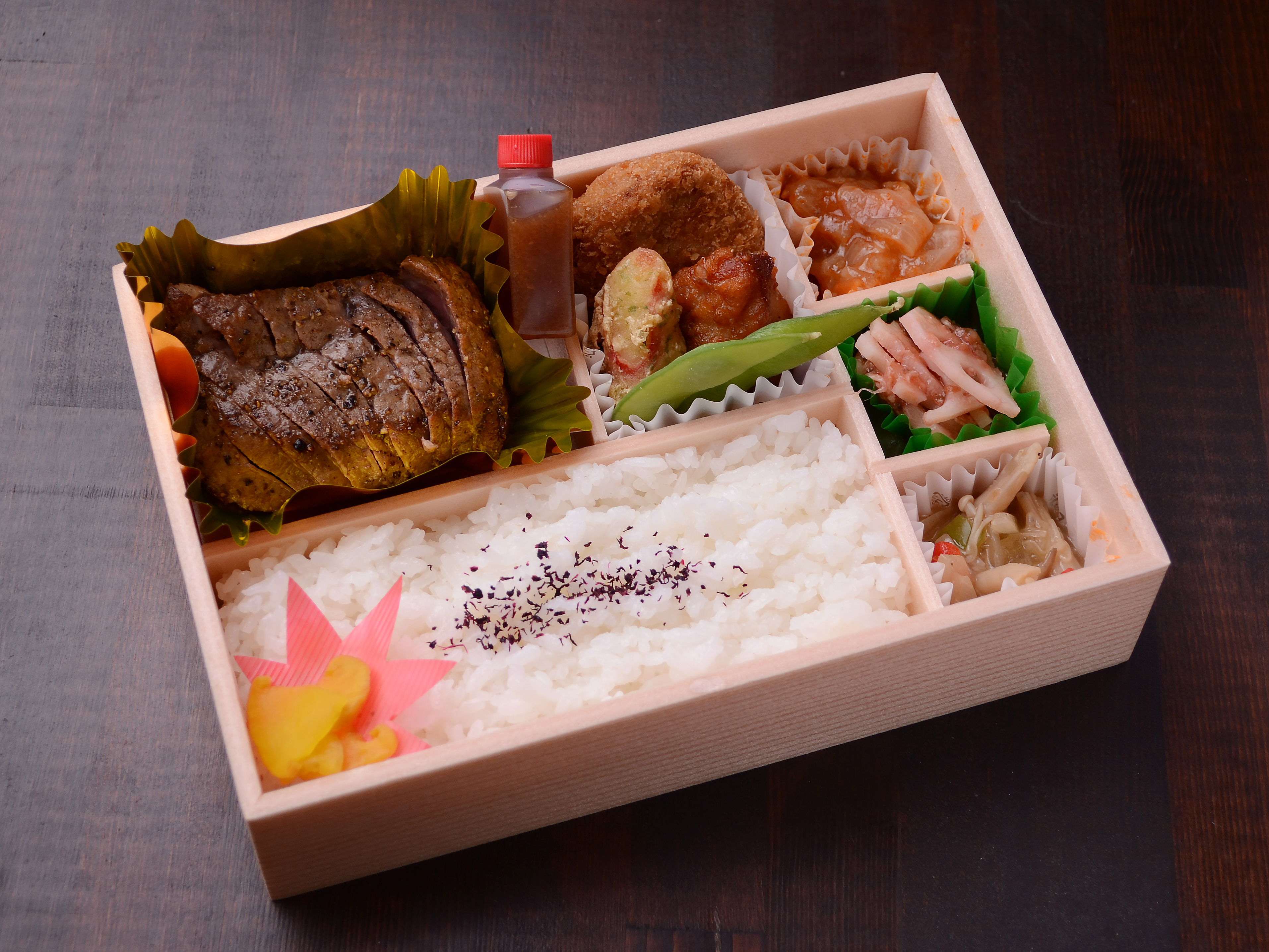 和牛のラムステーキ弁当の写真