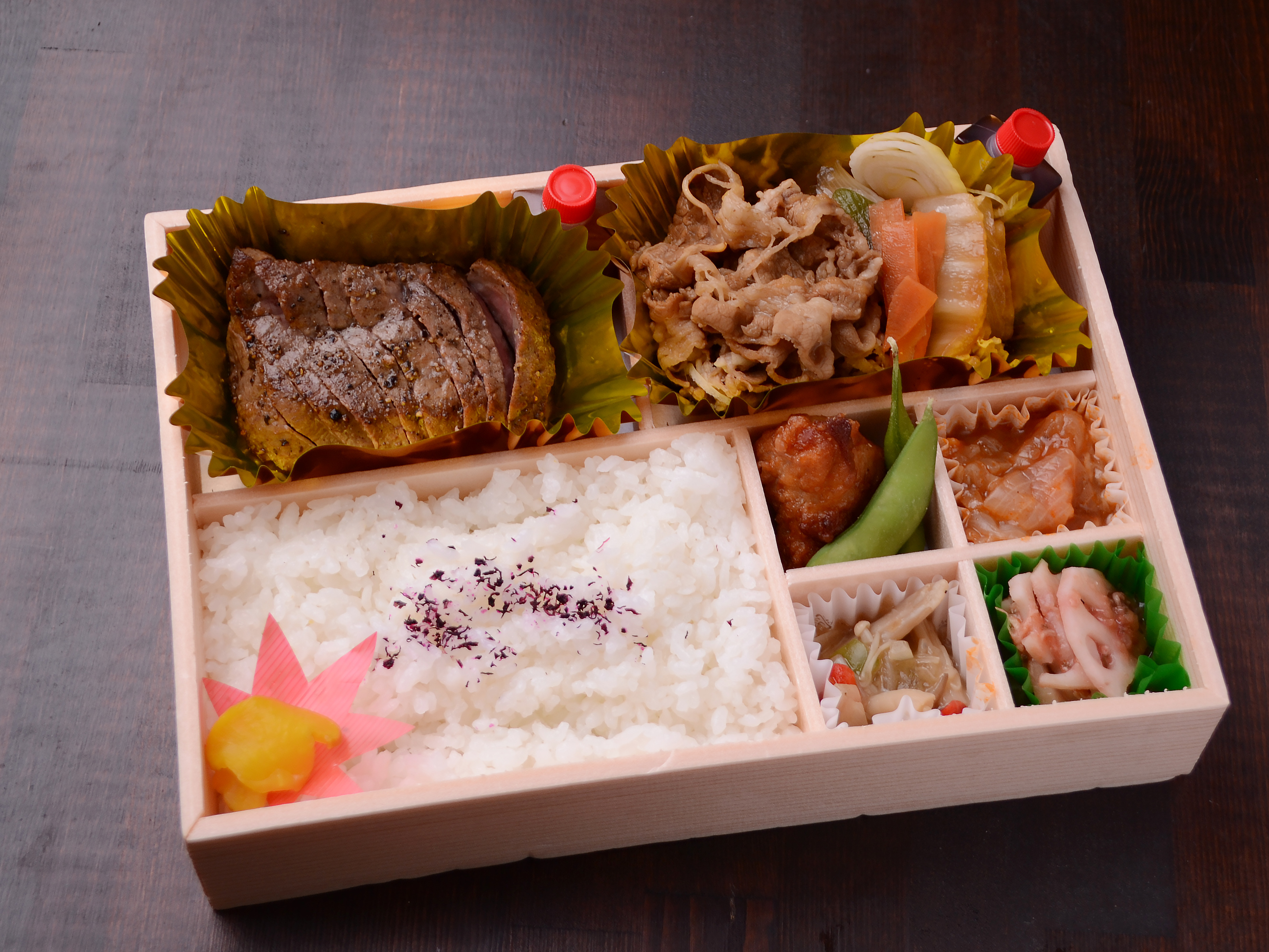 和牛ラムステーキと国産ロースすき焼きの写真