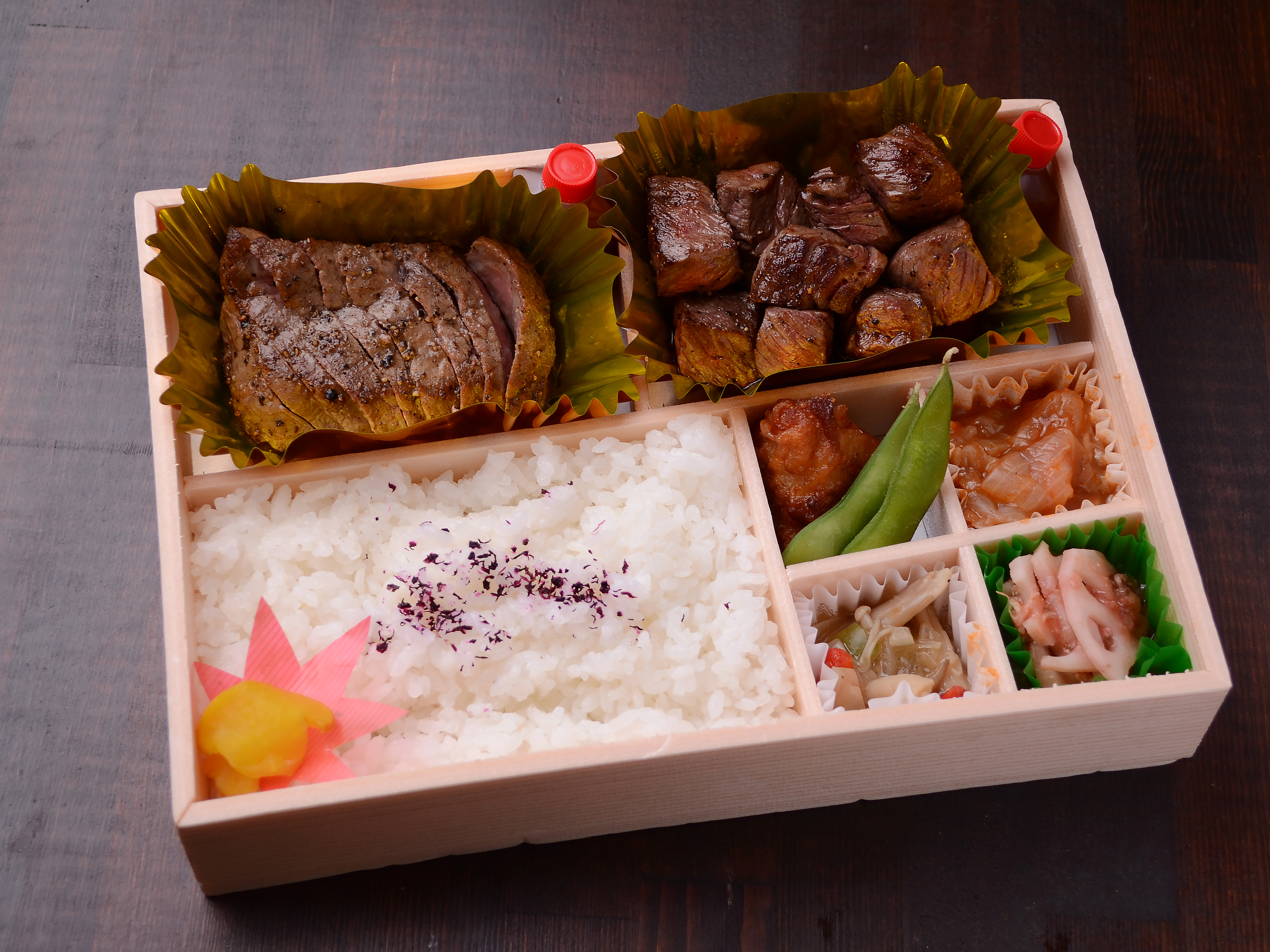 国産牛ラムステーキと和牛サイコロステーキ弁当の写真